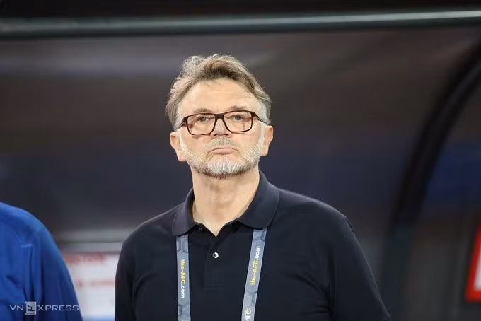 HLV Troussier trong trận Việt Nam thua Indonesia 0-3 ở lượt bốn vòng loại hai World Cup 2026. Ảnh: Lâm Thoả