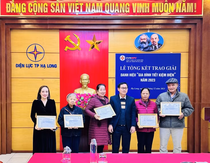 Điện lực TP Hạ Long trao giải cho các gia đình tiết kiệm điện tiêu biểu năm 2023.