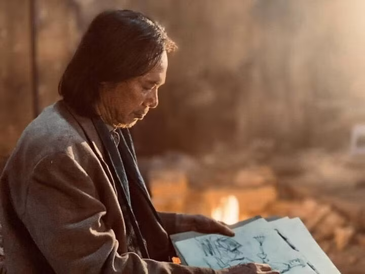 Nhân vật người hoạ sĩ già trong "Đào, phở và piano" do NSƯT Trần Lực mang lại nhiều suy tư cho khán giả.