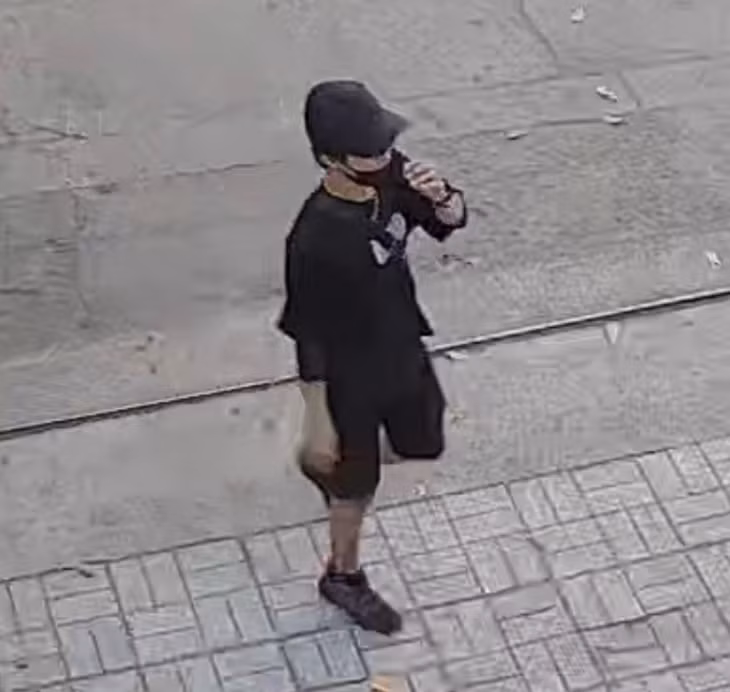 Camera an ninh ghi lại hình ảnh đối tượng Nguyễn Văn Phú sau khi lừa đảo.