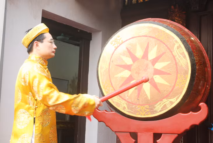 Đồng chí Nguyễn Anh Tú, Bí thư Thành ủy Cẩm Phả gióng trống khai hội.