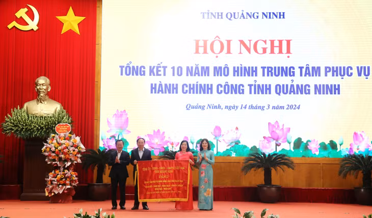 Tỉnh ủy, HĐND, UBND, Uỷ ban MTTQ tỉnh tặng bức trướng cho Trung tâm Phục vụ Hành chính công tỉnh Quảng Ninh “đoàn kết, sáng tạo,minh bạch, chuyên nghiệp, hiện đại, hiệu quả”.