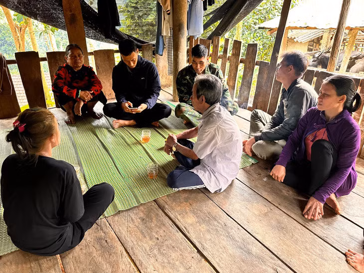 Người dân tập trung tại nhà Việt để động viên cô gái trẻ sau khi được giải cứu khỏi quán karaoke, massage - Ảnh: T.S.