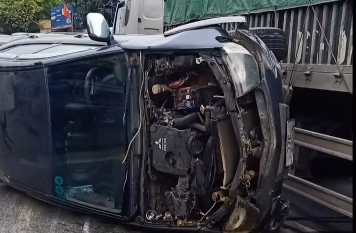 Chiếc xe bán tải bị hư hỏng nặng, may mắn 5 người trên xe bị xây xước nhẹ.