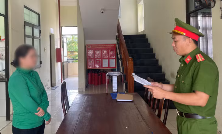Tống đạt quyết định xử phạt hành chính đối với bà Phạm Thị L.