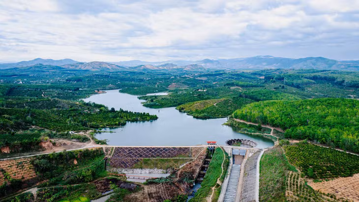 Công trình thủy lợi đập Đăk Ui (đập Mùa Xuân) đã được xếp hạng Di tích lịch sử vào năm 2023. Ngoài ra, Đăk Hà còn nhiều điểm đến thú vị như Điểm Cao 601, chùa Tháp Kỳ Quang, nhà thờ Kon Hring, bến phà Kon Gung, thác Đắk Pe… Ảnh: Đô Đô