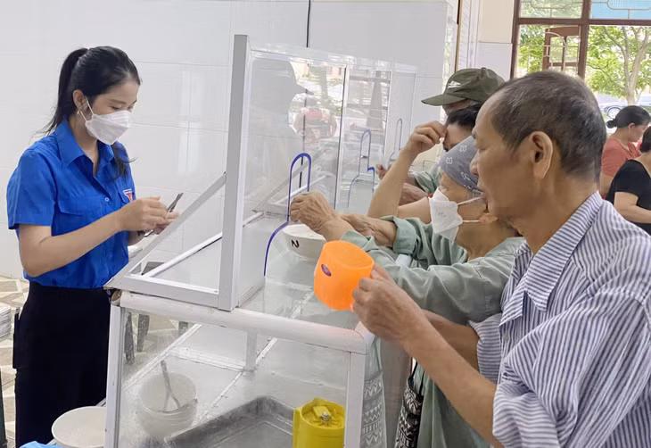 Đoàn viên thanh niên Bệnh viện Y dược cổ truyền Quảng Ninh phát cháo miễn phí từ thứ 2 đến thứ 6 hàng tuần cho bệnh nhân có hoàn cảnh khó khăn