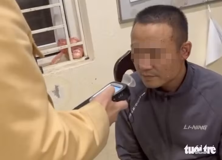 Nam tài xế xe bán tải tại trụ sở công an - Ảnh: H.Q.