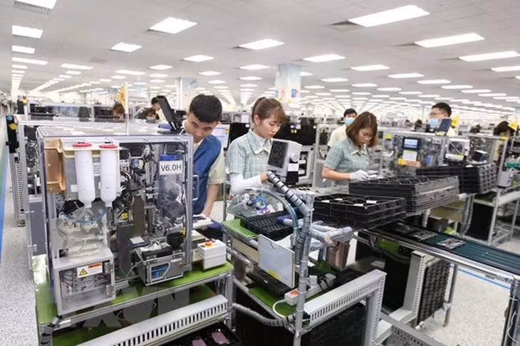 Công nhân Công ty TNHH Samsung Electronics Việt Nam sản xuất điện thoại thông minh. (Ảnh: Anh Tuấn/TTXVN)