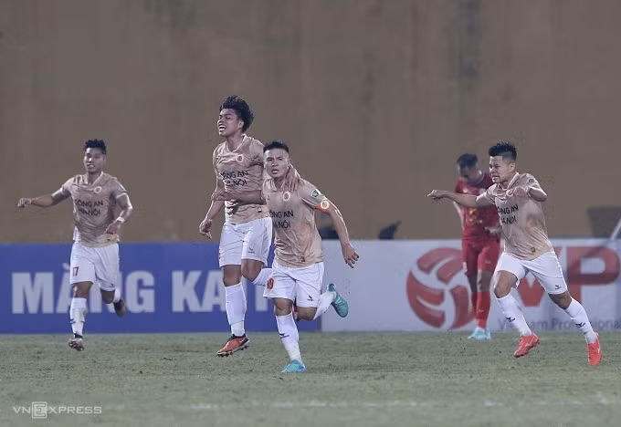 Nguyễn Quang Hải (thứ hai từ phải sang) mừng pha làm bàn muộn gỡ hòa 1-1 trước Hà Tĩnh cùng đồng đội Công an Hà Nội. Ảnh: Hiếu Lương