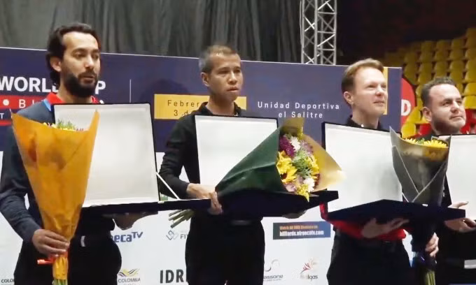 Á quân Sameh Sidhom, nhà vô địch Quyết Chiến, giải ba Glenn Hofman và Robinson Morales trên bục trao giải sau trận chung kết ở Bogota, Colombia tối 3/3/2024. Ảnh: chụp màn hình