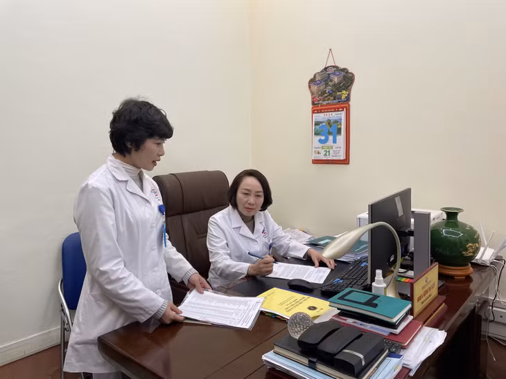 Thầy thuốc Ưu tú, bác sĩ CKII Đặng Thị Thúy, Phó Giám đốc Bệnh viện Đa khoa tỉnh (bên phải) được Trung ương Hội LHPN Việt Nam xét tặng bằng khen phụ nữ tiêu biểu năm 2023.