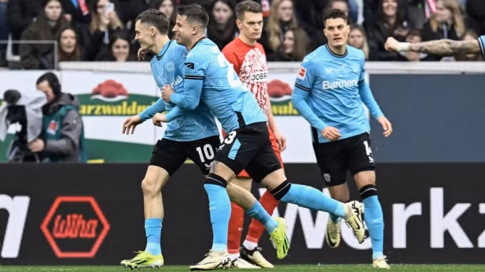 Wirtz (số 10) mừng bàn mở tỷ số trận Freiburg 2-3 Leverkusen ở vòng 26 Bundesliga tối 17/3 trên sân Europa Park. Ảnh: AFP