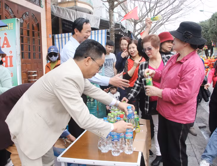 Nhiều gia đình sinh sống dọc tuyến phố có đoàn rước đi qua đã để nước uống miễn phí phục vụ nhân dân và du khách tham gia lễ hội, tạo nên một hành động đẹp, góp phần xây dựng nếp sống văn minh lễ hội trên địa bàn TP Cẩm Phả.