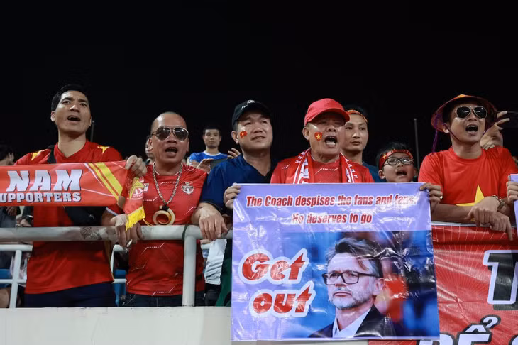 Thông điệp đanh thép của cổ động viên Việt Nam trên sân Mỹ Đình tối 26.3. Ảnh: Minh Dân