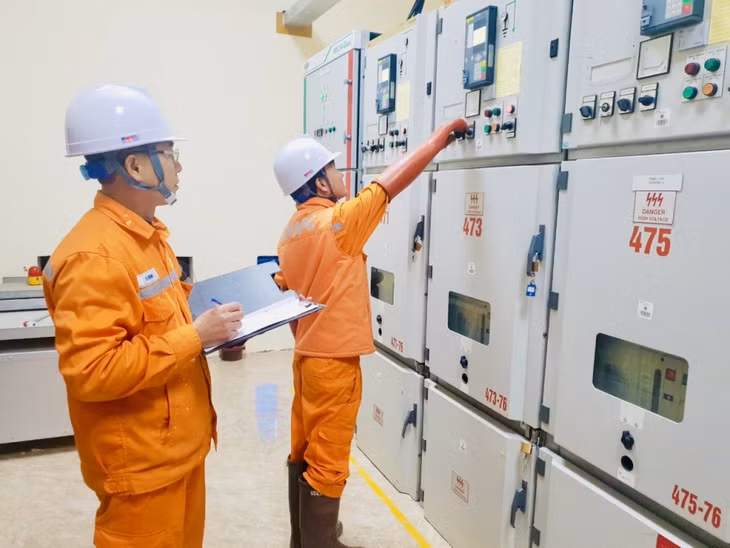 Công nhân Đội Quản lý vận hành lưới điện cao thế Quảng Ninh đóng điện máy biến áp T1 63MVA-110/22kV Trạm biến áp 110kV Móng Cái.