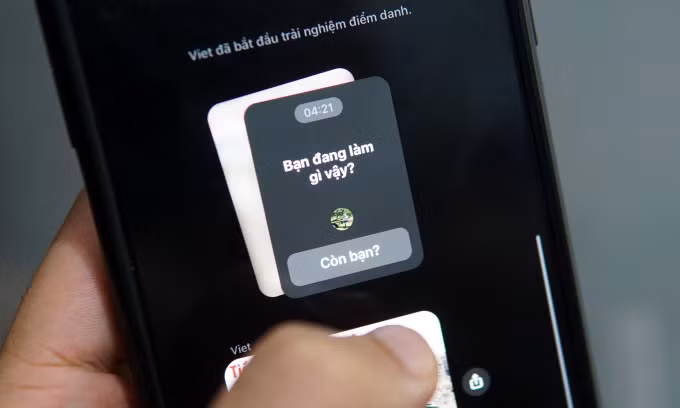 Thông báo điểm danh xuất hiện trong một nhóm chat Messenger. Ảnh: Lưu Quý