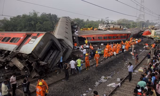 Nhân viên cứu hộ có mặt tại hiện trường vụ tai nạn tàu hỏa ở Balasore, bang Odisha, miền đông Ấn Độ, hôm 3/6. Ảnh: AP