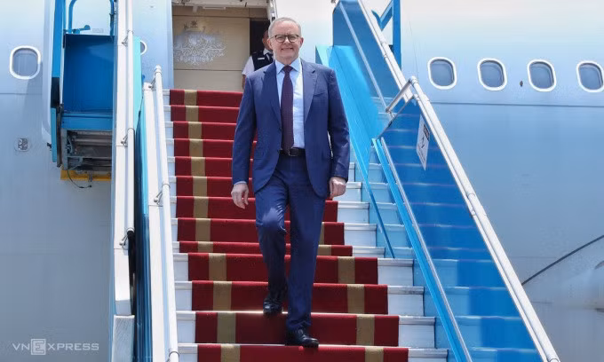 Thủ tướng Australia Anthony Albanese tại sân bay Nội Bài sáng 3/6. Ảnh: Giang Huy