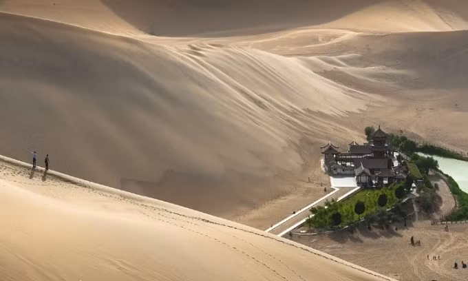 Đụn cát hát ở thành phố Đôn Hoàng. Ảnh: Lonely Planet