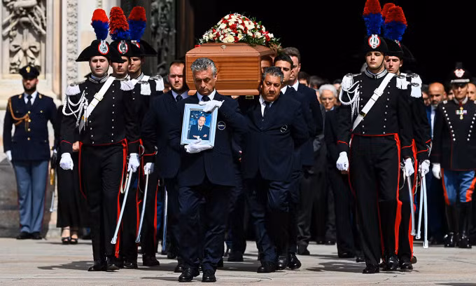 Đội nghi lễ khiêng linh cữu cựu thủ tướng Silvio Berlusconi sau lễ tang của ông tại Milan, Italy ngày 14/6. Ảnh: AFP