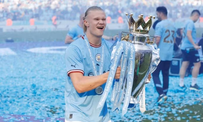 Haaland nâng cup vô địch Ngoại hạng Anh cùng Man City trên sân Etihad ngày 21/5. Ảnh: Guardian