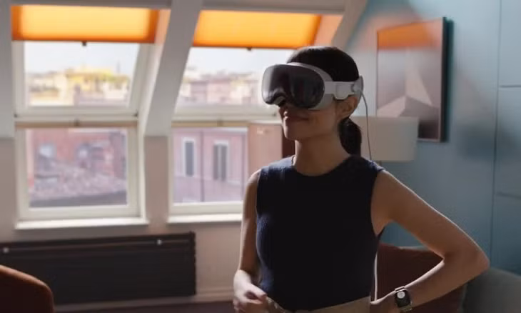Video mô tả công dụng của kính Vision Pro hỗ trợ người dùng đọc báo, xem phim, chơi game... qua giao diện thực tế tăng cường AR. Video: Apple
