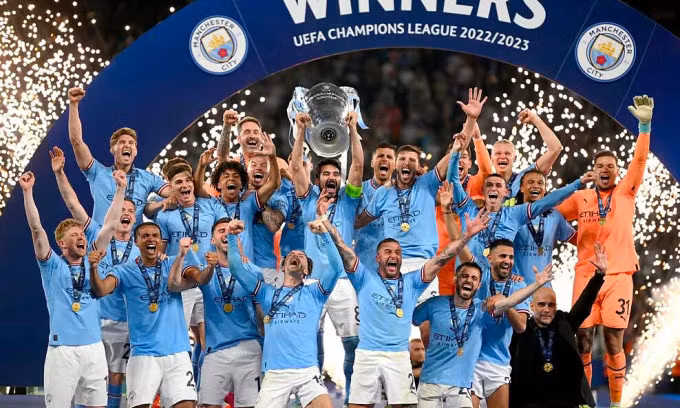 Khoảnh khắc đội trưởng Ilkay Gundogan nâng cup cho Man City. Ảnh: UEFA