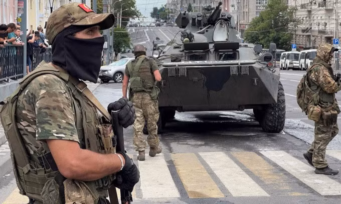 Các tay súng Wagner ở Rostov, miền nam Nga, ngày 24/6. Ảnh: Reuters