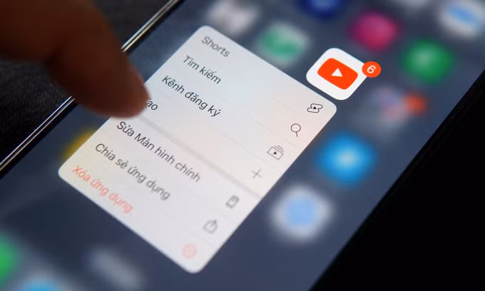 Logo ứng dụng YouTube trên smartphone. Ảnh: Lưu Quý