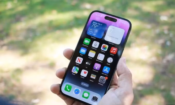 iPhone 14 Pro Max chạy iOS 16. Ảnh: Engadget