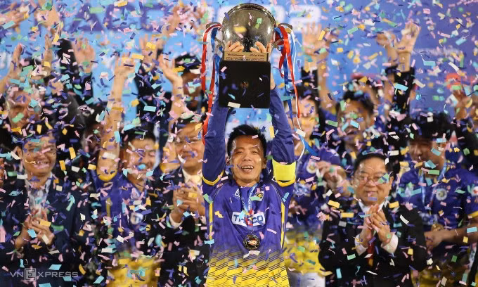 Văn Quyết nâng siêu cup mừng danh hiệu đầu tiên của HLV Bandovic. Ảnh: Lâm Thoả