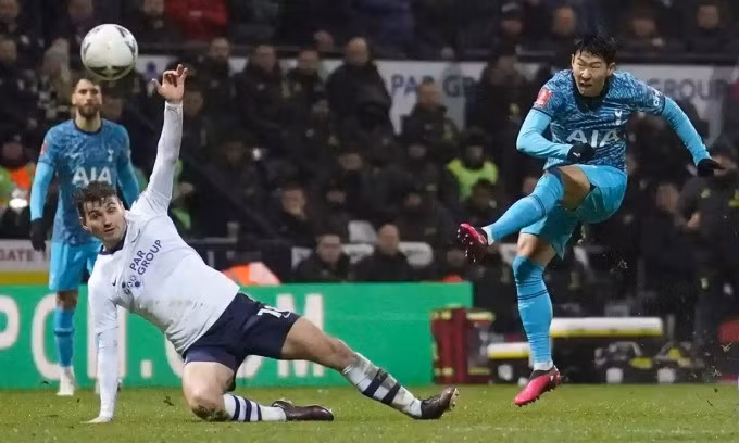 Son trong tình huống "nã đại bác" ghi bàn mở tỷ số cho Tottenham trước Preston ngày 28/1. Ảnh: PA