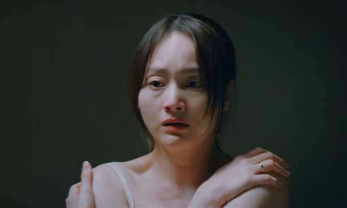 Tạo hình nàng dâu cam chịu của Lan Phương trong bộ phim "Thương ngày nắng về" (Ảnh: VTV).