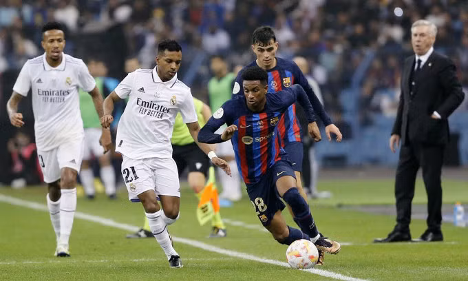 Real (áo trắng) và Barca trong lần gần nhất hai đội gặp nhau tại chung kết Siêu cup Tây Ban Nha ngày 15/1/2023 trên sân King Fahd, thành phố Riyadh, Arab Saudi. Ảnh: Reuters