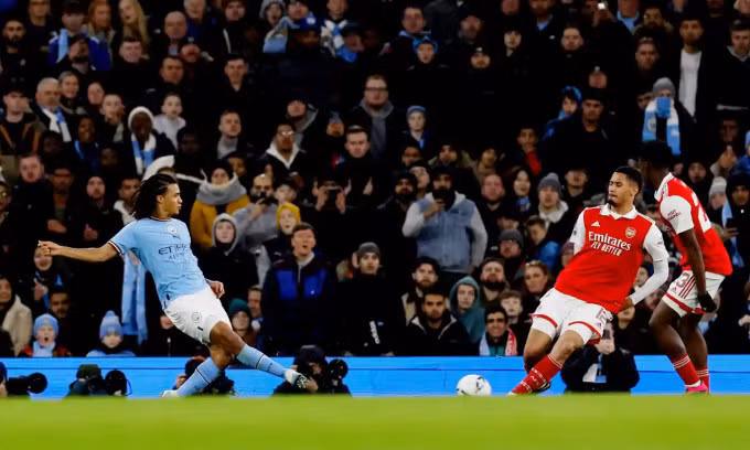 Ake (trái) ghi bàn duy nhất vào lưới Arsenal trên sân Etihad, Manchester, Anh ở vòng bốn Cup FA tối 27/1/2023. Ảnh: Reuters