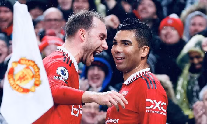 Casemiro (phải) và Eriksen mừng bàn mở tỷ số vào lưới Bournemouth trên sân Old Trafford, thành phố Manchester ở vòng 19 Ngoại hạng Anh tối 3/1/2023. Ảnh: ManUtd