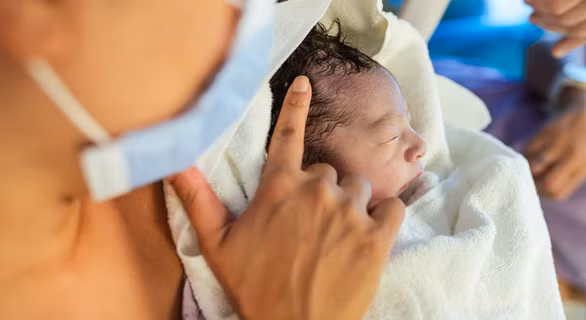 Mẹ bị COVID-19, chưa tới 2% trẻ sơ sinh bị lây - Ảnh 1.