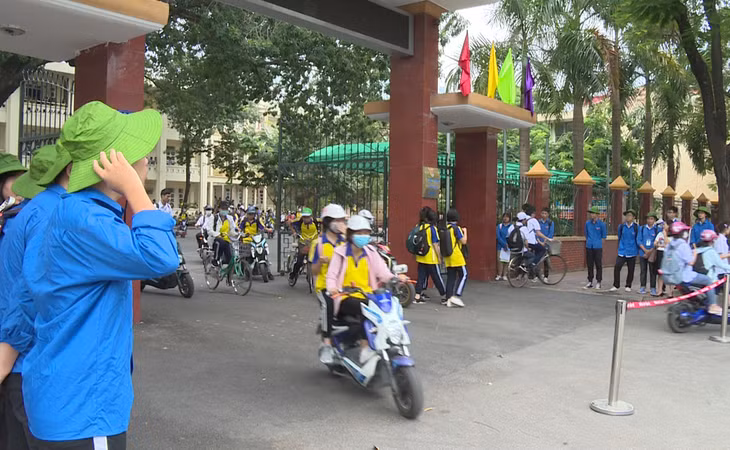 Mô hình Cổng trường xanh, sạch, đẹp và an toàn giao thông của Đoàn Thanh niên Trường THPT Cẩm Phả (TP Cẩm Phả).