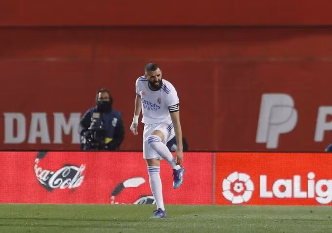 Benzema nhăn nhó vì bị đau trước khi rời sân cuối trận thắng Mallorca ngày 14/3. Ảnh: AS
