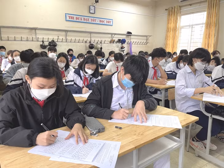 Một buổi kiểm tra bài của học sinh lớp 9, Trường THCS Nguyễn Trãi (TP Uông Bí).