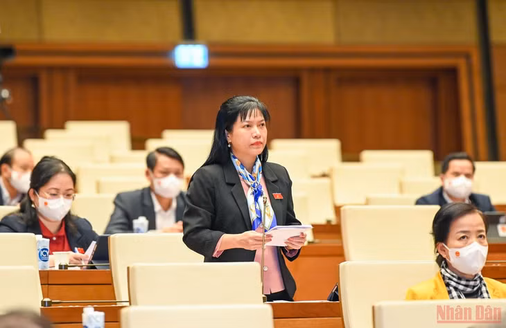 Đại biểu Quốc hội tỉnh Điện Biên Tạ Thị Yên phát biểu thảo luận tại hội nghị. (Ảnh: DUY LINH)