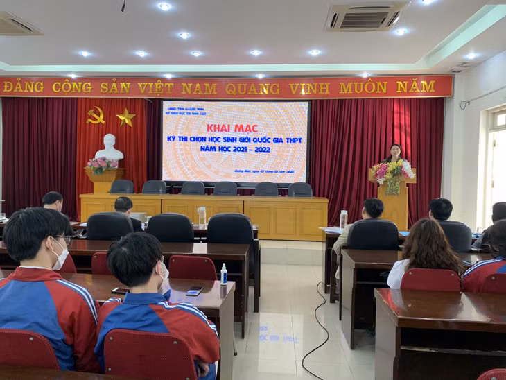 Bà Nguyễn Thị Thúy, Giám đốc Sở GD&amp;ĐT, động viên 90 học sinh của tỉnh tham dự tại lễ khai mạc Kỳ thi, ngày 3/3. Ảnh: Thu Phương