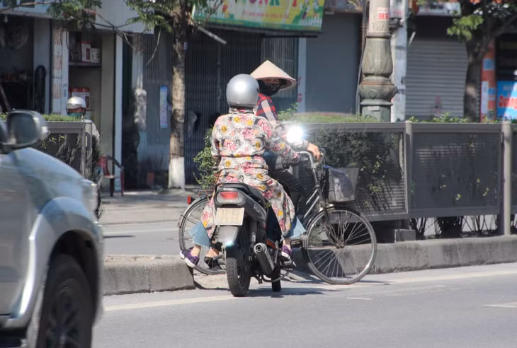 Các phương tiện qua lại lối mở như thể đây là phần đường dành cho mình.