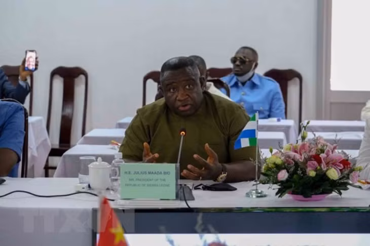 Tổng thống nước Cộng hòa Sierra Leone Julius Maada Bio phát biểu tại buổi thăm Viện Lúa đồng bằng sông Cửu Long. (Ảnh: Thanh Liêm/TTXVN)