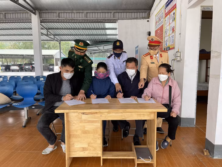 Ngư dân, chủ phương tiện hoạt động tại bến Mũi Ngọc - Vạn Gia tham gia ký cam kết chấp hành luật giao thông đường thủy nội địa.
