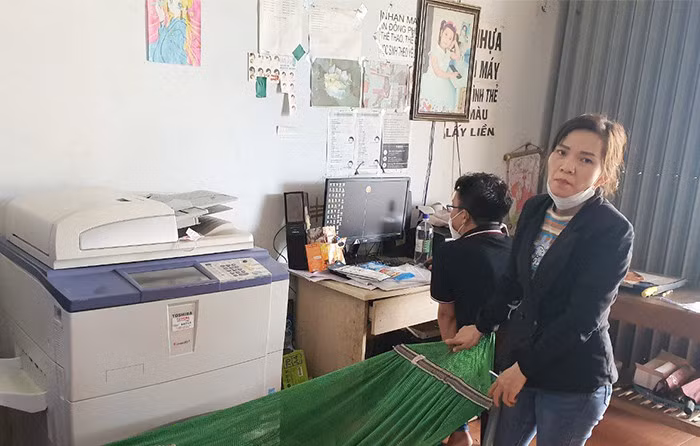 Đối tượng Nguyễn Thị Xim và tang vật của vụ án.
