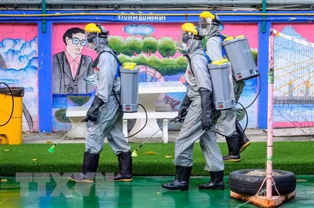 Phun thuốc khử trùng nhằm ngăn chặn sự lây lan của dịch COVID-19 tại Bangkok, Thái Lan. (Ảnh: AFP/TTXVN)