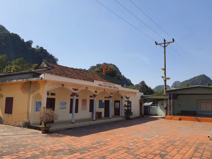 Nhà văn hóa khu 8B (phường Quang Hanh) không thể nâng cấp vì nằm dưới đường điện 35KV.