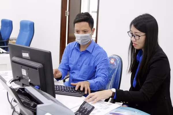 Cán bộ Tỉnh Đoàn hướng dẫn, hỗ trợ người dân làm TTHC mức độ 3, 4 tại Trung tâm Phục vụ hành chính công tỉnh.